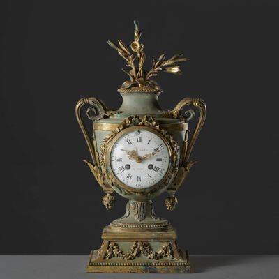 une horloge posée sur une table
