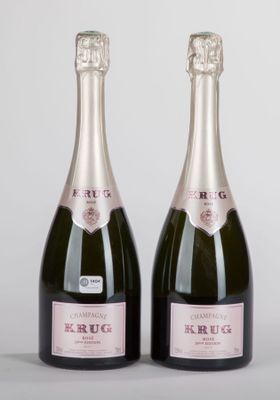deux bouteilles de champagne posées l'une à côté de l'autre sur une table
