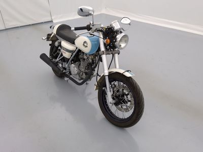 une moto blanche et bleue garée dans une pièce