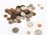 une pile de pièces de monnaie posée sur une table blanche