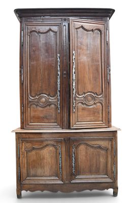 un vieux meuble en bois avec deux portes et un tiroir en dessous