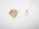 une paire de boucles d'oreilles en or et diamants et un pendentif