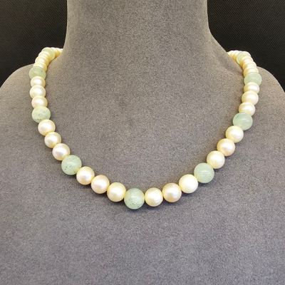 un collier de perles blanches sur un mannequin mannequin mannequin mannequin mannequin mannequin mannequin mannequin mannequin mannequin
