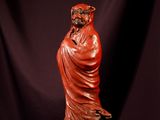 une image représentant la statue d'un homme vêtu d'une robe rouge