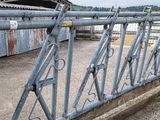 une clôture sur laquelle sont fixées de nombreuses barres métalliques