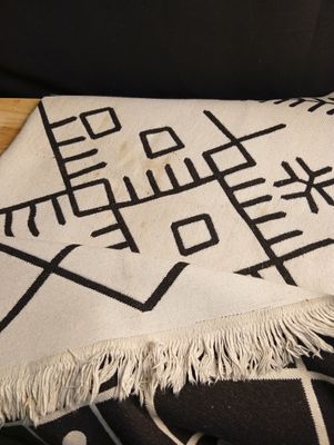 une couverture noire et blanche sur laquelle figurent des caractères chinois