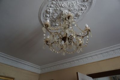 un lustre suspendu au plafond d'une pièce