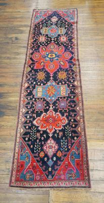 un grand tapis posé sur un parquet dans une pièce