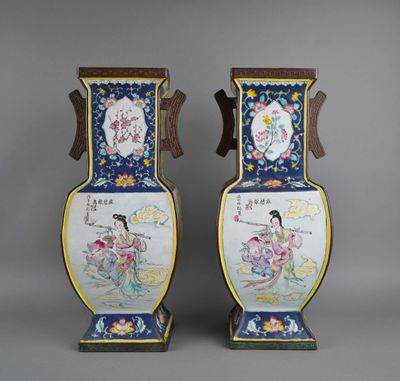 paire de vases chinois sur socles, ornés de caractères asiatiques peints