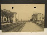 une vieille photo d'une gare en pleine journée