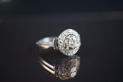 gros plan d'une bague en diamant sur une surface noire