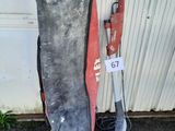 un sac à snowboard et un support à snowboard devant une porte de garage
