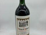 bouteille de vin rouge sur une table blanche sur fond blanc