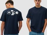deux jeunes hommes debout l'un à côté de l'autre, portant des t-shirts sur lesquels est inscrit le mot « able »