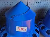 trois chapeaux bleus posés sur une étagère dans un magasin