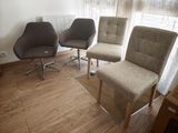 trois chaises posées dans un coin de la pièce