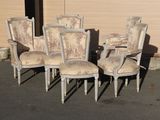 several chairs are lined up in a row outside a building
