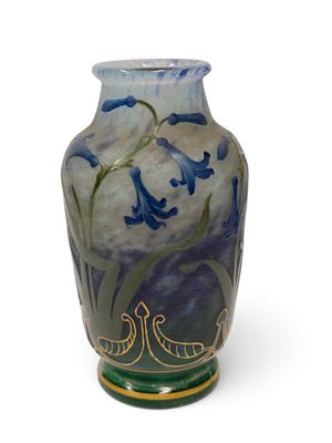 un vase orné de fleurs bleues sur fond blanc