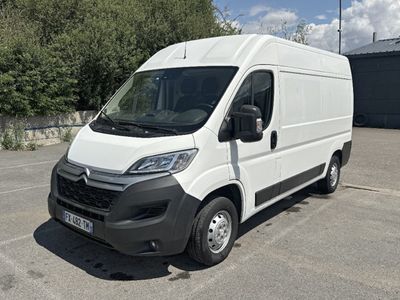 une camionnette blanche garée dans un parking
