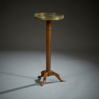 une table en bois avec un plateau en métal et un piètement en bois