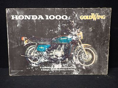 une photo d'une photo d'une moto figurant sur la couverture d'un livre