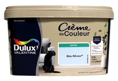 un gros plan d'un pot de peinture sur fond blanc