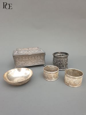 trois pièces d'argenterie, à savoir une boîte, un bol et une cuillère