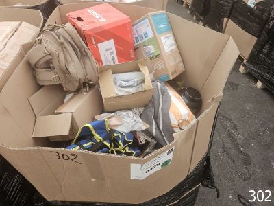 une boîte en carton remplie d'objets, posée dans la rue