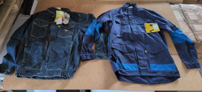 deux vestes en jean pour homme posées sur une boîte en carton