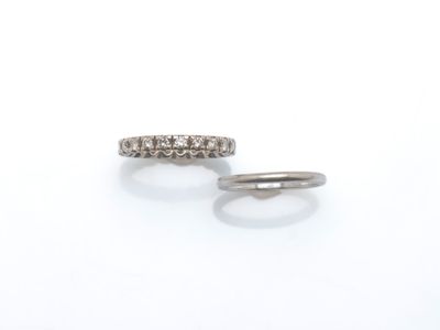 une paire de bagues en diamant sur fond blanc