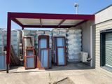 un bâtiment comportant de nombreuses portes et fenêtres