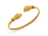 un bracelet en or orné de deux têtes de lion