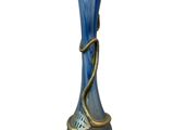 un vase bleu orné d'un serpent sur fond blanc