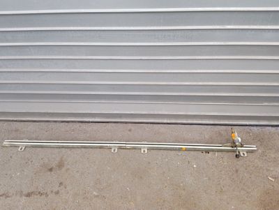 une photo d'une porte de garage avec une tige métallique
