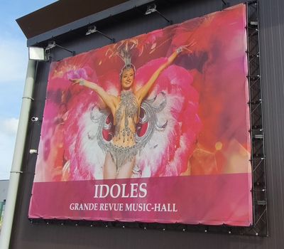 a sign on the side of a building that says idoles