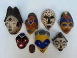 de nombreux masques différents posés sur une surface blanche