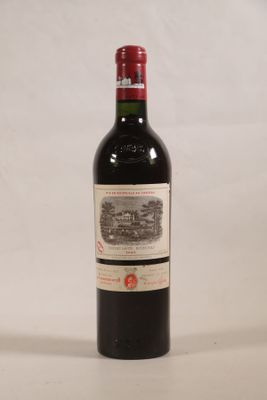 une bouteille de vin posée sur une table