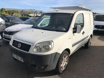 une camionnette blanche garée dans un parking avec d'autres voitures