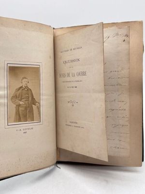 un vieux livre avec la photo d'un homme en costume