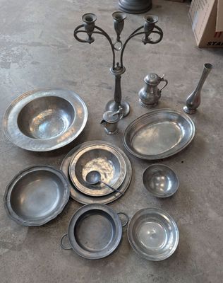 beaucoup d’assiettes et de bols en argent par terre