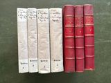trois livres rouges et blancs posés sur une table verte