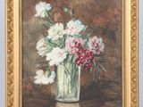 peinture représentant des fleurs dans un vase posé sur une table, sur fond marron
