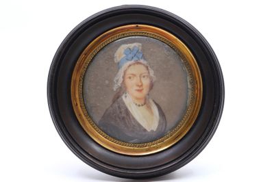 portrait d'une femme coiffée d'un chapeau bleu, dans un cadre ovale noir