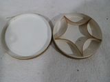 deux assiettes posées sur une surface blanche