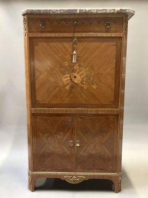 une armoire ancienne en bois, avec un plateau en marbre et des tiroirs