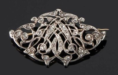 gros plan d'une broche en diamant sur une surface noire
