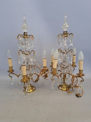 paire de chandeliers en cristal et en laiton