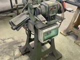 une machine placée au milieu d'une pièce