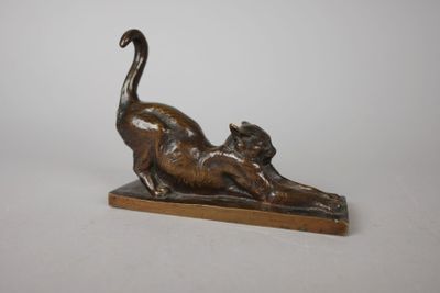 statue d'un chat posée sur un socle en bois, sur fond blanc
