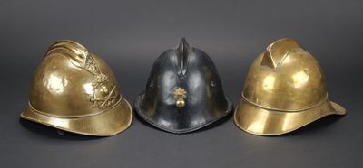 trois types de casques différents posés sur une surface noire